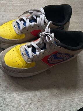 Nike Kids Low-Top Sneakers in Yellow, Red, Blue